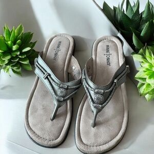 MinneTonka Leather Upper Silver Thong/Flip Flop Sandal 8M